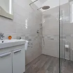 Three-bedroom In 別荘 Galovac