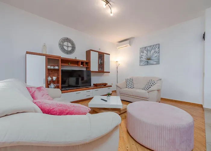 度假居 Three-bedroom In Galovac (Zadar)