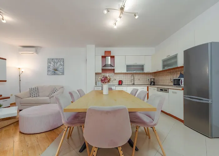 Three-bedroom In 度假居 *