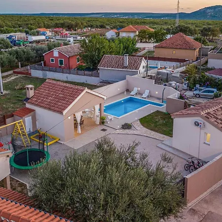 Three-bedroom In بيت للعطل *