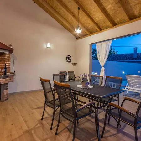 Stunning In With Kitchen بيت للعطل