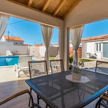 بيت للعطل Three-bedroom In Galovac (Zadar)