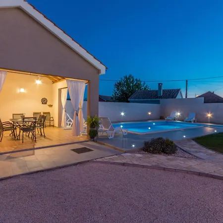 Three-bedroom In 펜션 Galovac (Zadar)