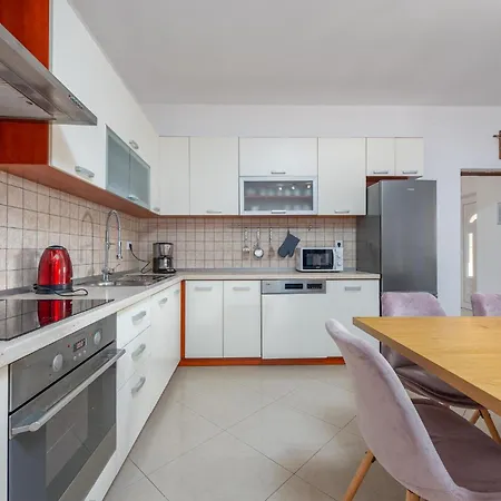 Three-bedroom In بيت للعطل *