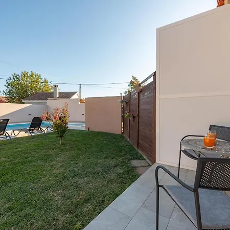 Stunning In With Kitchen بيت للعطل