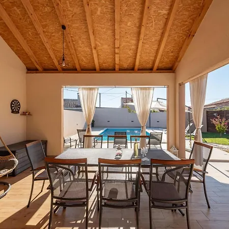 Stunning In With Kitchen بيت للعطل